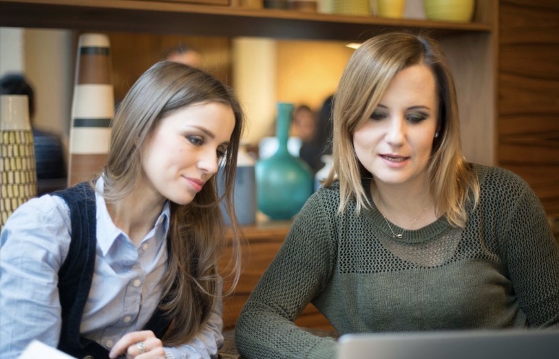 Sylvana Kozak in a working session with a client