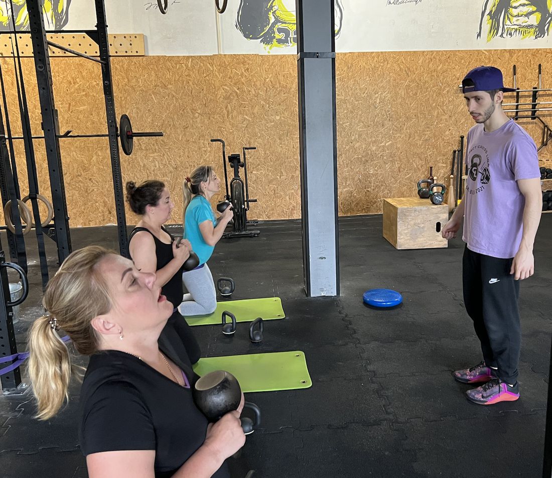 Training with a professional fitness trainer